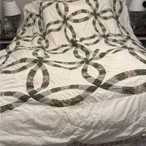 Quilt/comforter vintage LG 81”x84”.Beige background green red designs.Smoke free